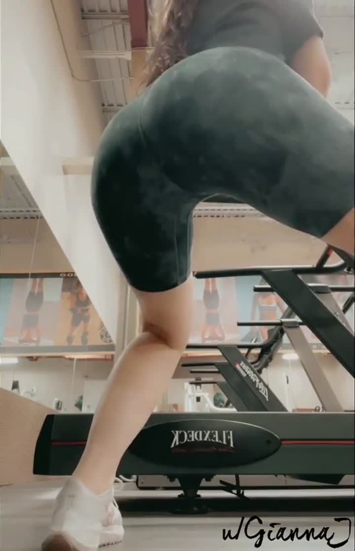 Want to see my fat ass jiggle in the gym 😏